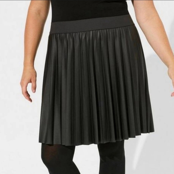 torrid Dresses & Skirts - Torrid women's pleated black knee length grunge minimalist skirt sz 2